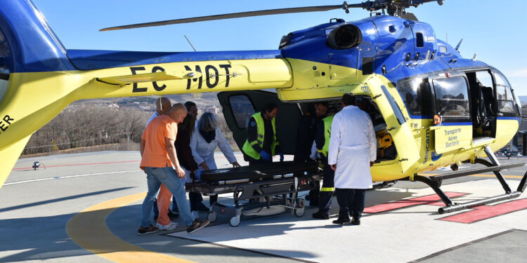 El helicóptero de transporte sanitario del SESCAM aterriza en el helipuerto del Hospital Universitario de Cuenca en un simulacro de emergencia