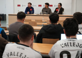 El jugador internacional Jesús Vallejo vista la Facultad de Comunicación de la UCLM: “Tiene que haber una relación de armonía entre deportistas y periodistas, como lo tenemos en el Albacete”