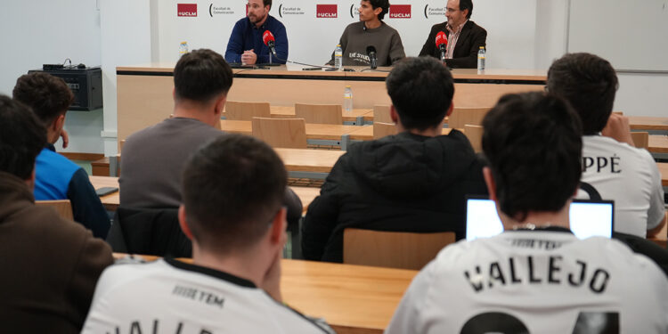 El jugador internacional Jesús Vallejo vista la Facultad de Comunicación de la UCLM “Tiene que haber una relación de armonía entre deportistas y periodistas, como lo tenemos en el Albacete”