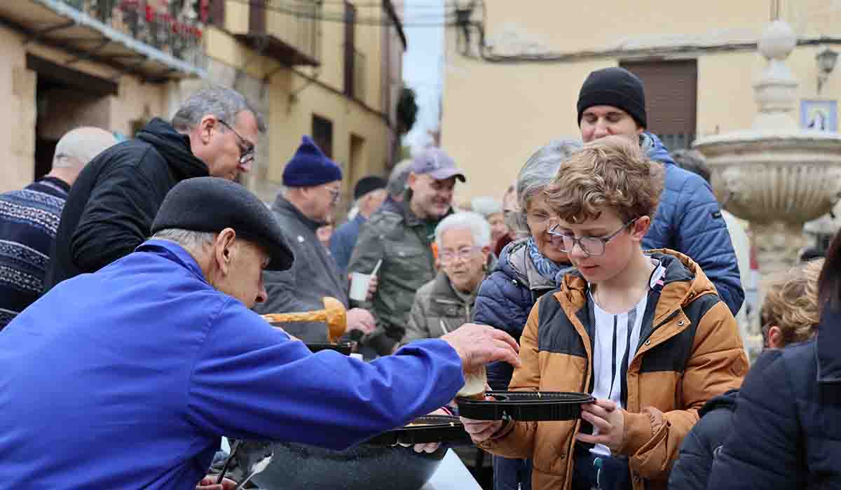 El sabor de la tradición llena la Plaza de los Cuatro Caños en el XII Concurso de Gachas de Pastrana
