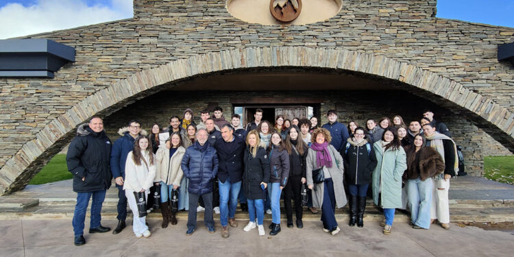 Estudiantes de la Universidad de Alcalá recorren el patrimonio vitivinícola de Cogolludo y prueban vinos en Finca Río Negro