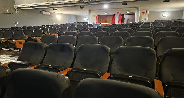 Azuqueca de Henares renueva el salón de actos de la Casa de la Cultura con nuevo tapizado, sonido e iluminación 1 Azuqueca de Henares renueva el salón de actos de la Casa de la Cultura con nuevo tapizado, sonido e iluminación