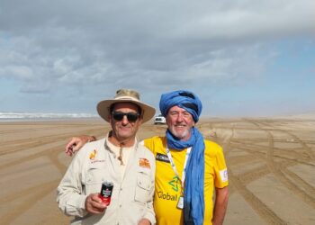 Dos cabalgan juntos por el Valle del Draa desde Tan Tan a Icht