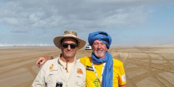 Dos cabalgan juntos por el Valle del Draa desde Tan Tan a Icht