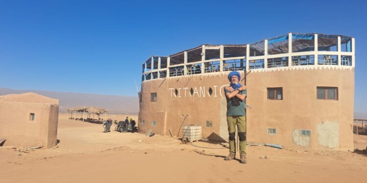 Dos cabalgan juntos por las dunas de Icht y las rutas del Dakar