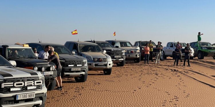 Dos cabalgan juntos por las dunas de Icht y las rutas del Dakar
