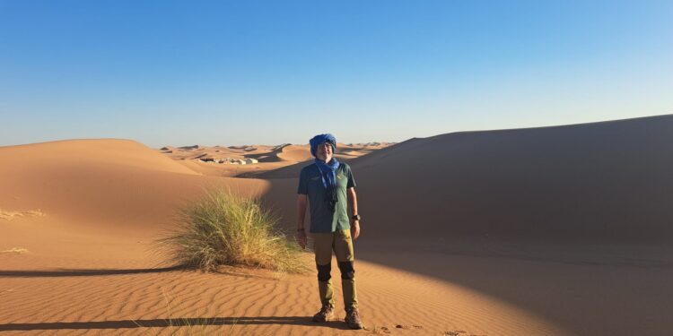 Dos cabalgan juntos por las dunas de Icht y las rutas del Dakar