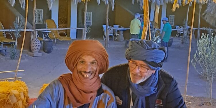 Dos cabalgan juntos por las dunas de Icht y las rutas del Dakar