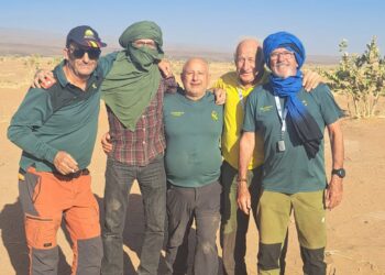 Dos cabalgan juntos por las dunas de Icht y las rutas del Dakar