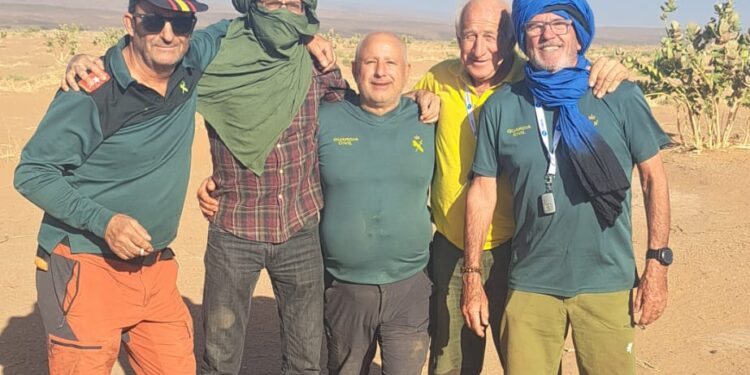 Dos cabalgan juntos por las dunas de Icht y las rutas del Dakar