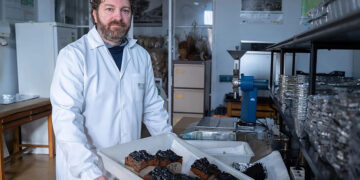 Javier Madrigal, en uno de los laboratorios del CSIC CÉSAR HERNÁNDEZ CSIC COMUNICACIÓN