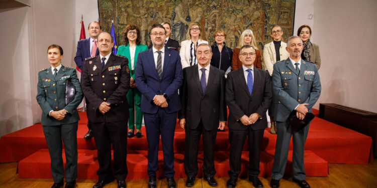 Junta, Gobierno central y Fiscalía regional firman un acuerdo para la constitución de la Mesa de la Prevención, Intervención y Seguimiento del Acoso Escolar