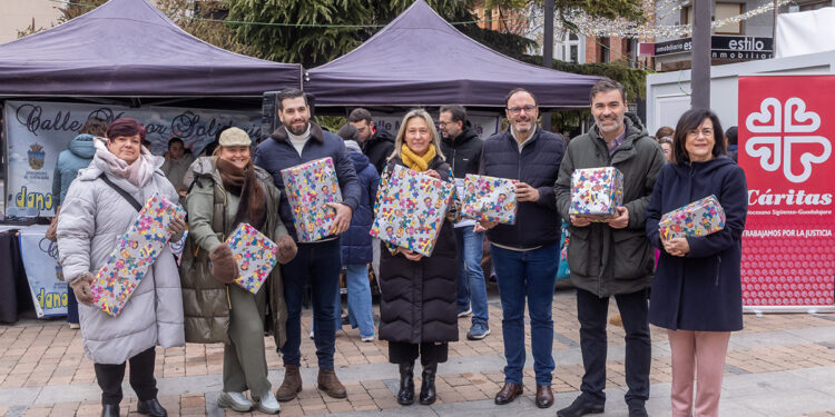 La Calle Mayor Solidaria asegura juguetes para 350 niños de Guadalajara en la mañana de Reyes