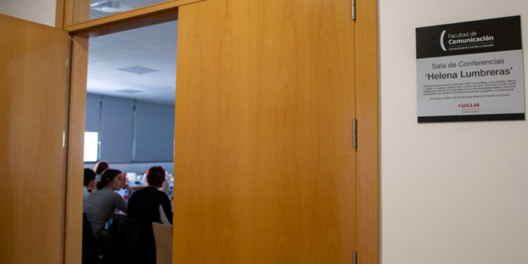 La Facultad de Comunicación de la UCLM inaugura la sala Helena Lumbreras en homenaje a la cineasta conquense 1 La Facultad de Comunicación de la UCLM inaugura la sala Helena Lumbreras en homenaje a la cineasta conquense