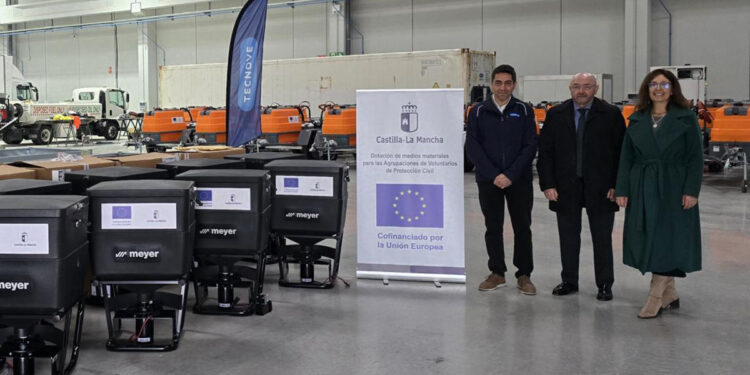 La Junta entrega extendedoras de sal a las agrupaciones de Protección Civil beneficiarias de la última convocatoria