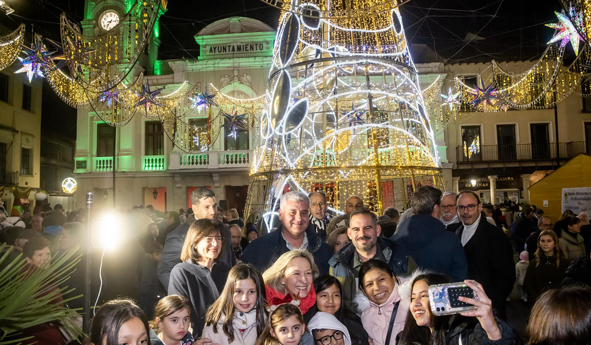 La Plaza Mayor de Guadalajara se llena de magia en el encendido navideño que marca el inicio de unas fiestas únicas 2 La Plaza Mayor de Guadalajara se llena de magia en el encendido navideño que marca el inicio de unas fiestas únicas