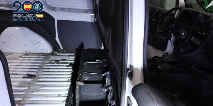 La Policía Nacional sorprende a dos traficantes cuando transportaban una bolsa con seis kilos de cocaína por el casco antiguo de Cuenca 1 La Policía Nacional sorprende a dos traficantes cuando transportaban una bolsa con seis kilos de cocaína por el casco antiguo de Cuenca