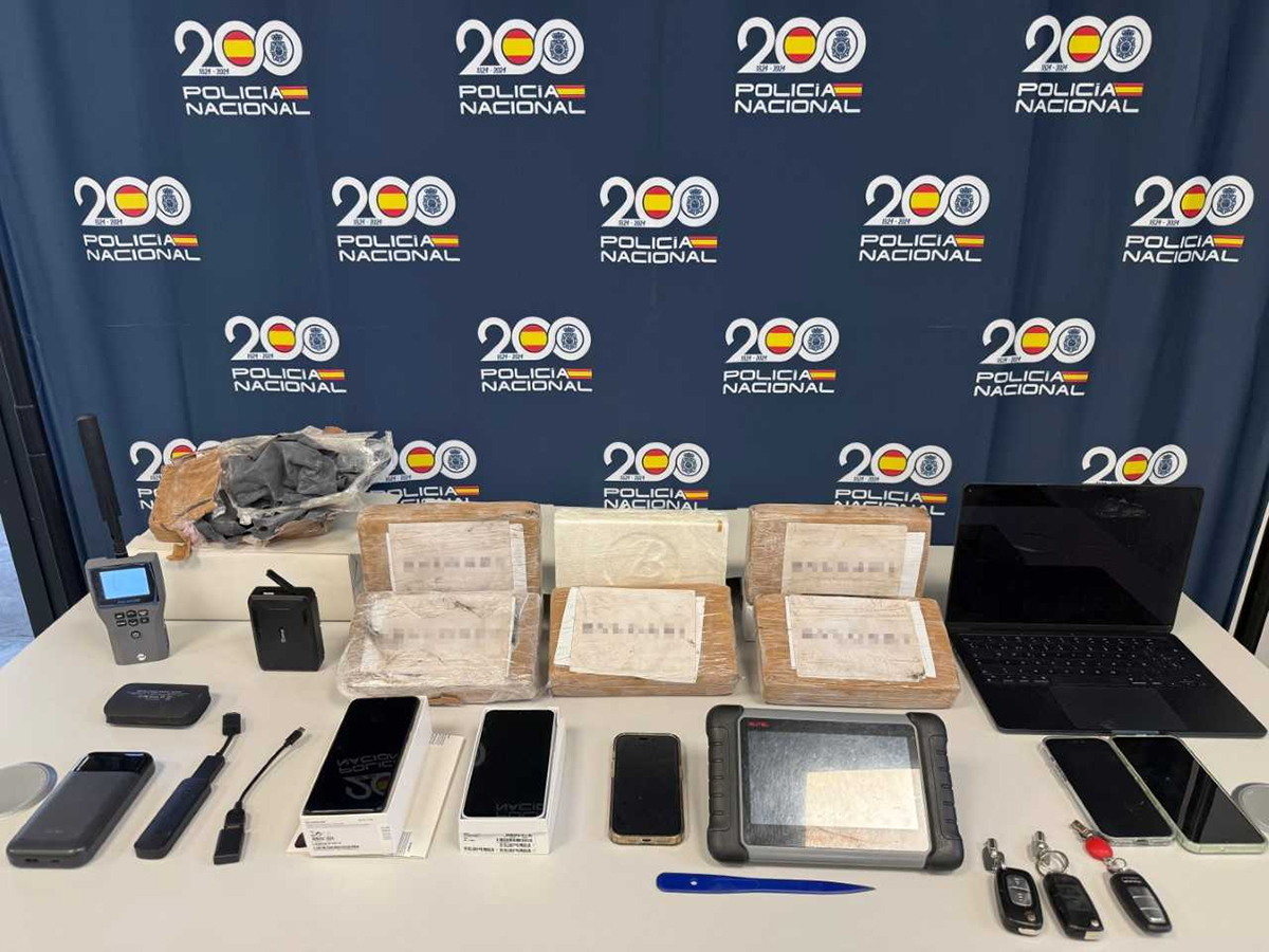 La Policía Nacional sorprende a dos traficantes cuando transportaban una bolsa con seis kilos de cocaína por el casco antiguo de Cuenca 2 La Policía Nacional sorprende a dos traficantes cuando transportaban una bolsa con seis kilos de cocaína por el casco antiguo de Cuenca