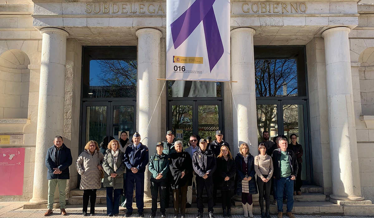 La Subdelegación del Gobierno de Cuenca acoge un minuto de silencio por dos nuevos asesinatos machistas en Málaga