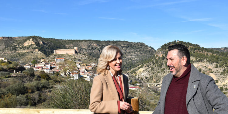 La delegada de la Junta destaca la apuesta del Gobierno regional por el desarrollo del turismo sostenible en el Valle del Cabriel