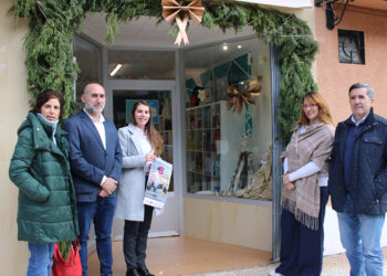 La librería Las Letras de Oro, ganadora del VIII Concurso de Escaparatismo Navideño de la Asociación de Comercio de Cuenca
