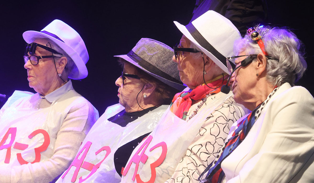 Los mayores del Servicio de Estancias Diurnas salvan la Nochevieja de Cabanillas en su obra de teatro de estas Fiestas