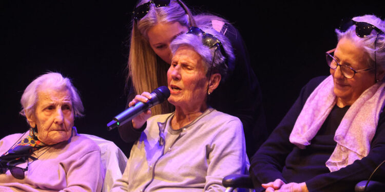 Los mayores del Servicio de Estancias Diurnas salvan la Nochevieja de Cabanillas en su obra de teatro de estas Fiestas