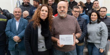 Los trabajadores de la Diputación de Guadalajara y CEIS donan las horas extras de su actuación en Valencia al colegio de Massanassa donde tuvieron su base