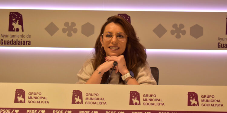 De Luz denuncia que Guarinos paraliza la gestión municipal “por su falta de trabajo y previsión” y la ciudad no dispondrá de presupuestos a 1 de enero de 2026 1 Lucía de Luz