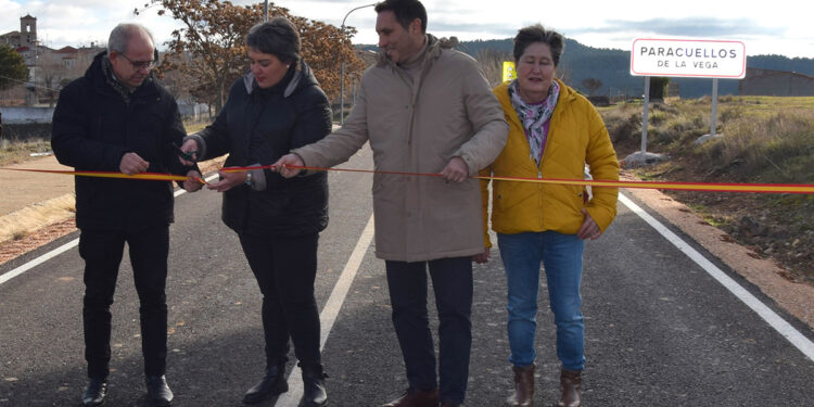 Martínez Chana inaugura la carretera de Paracuellos de la Vega a Campillo de Altobuey invirtiendo cerca de un millón de euros