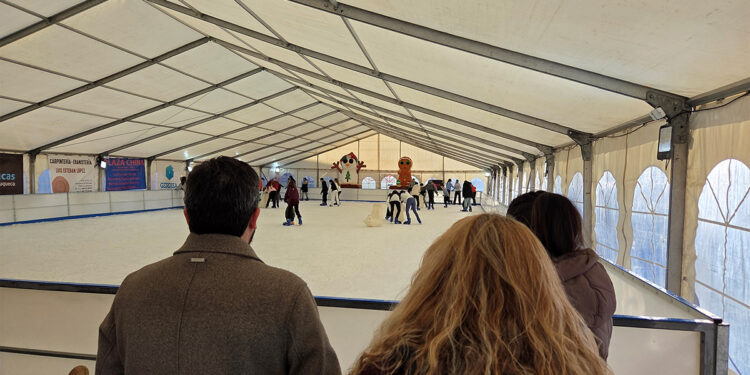 Más de 1.700 alumnos y alumnas de Azuqueca han pasado ya por la pista de hielo
