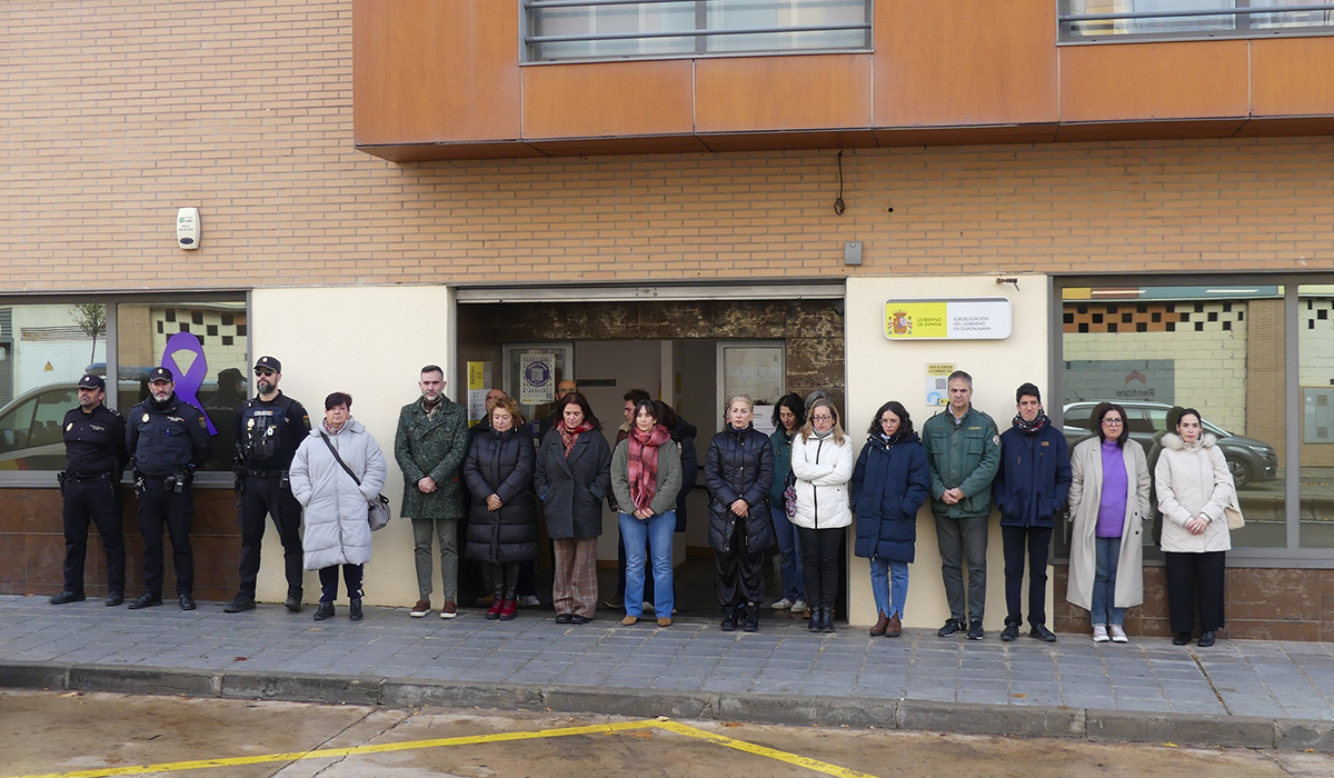 Minuto de silencio en la Subdelegación del Gobierno de Guadalajara por el asesinato machista ocurrido en Madrid 2 Minuto de silencio en la Subdelegación del Gobierno de Guadalajara por el asesinato machista ocurrido en Madrid