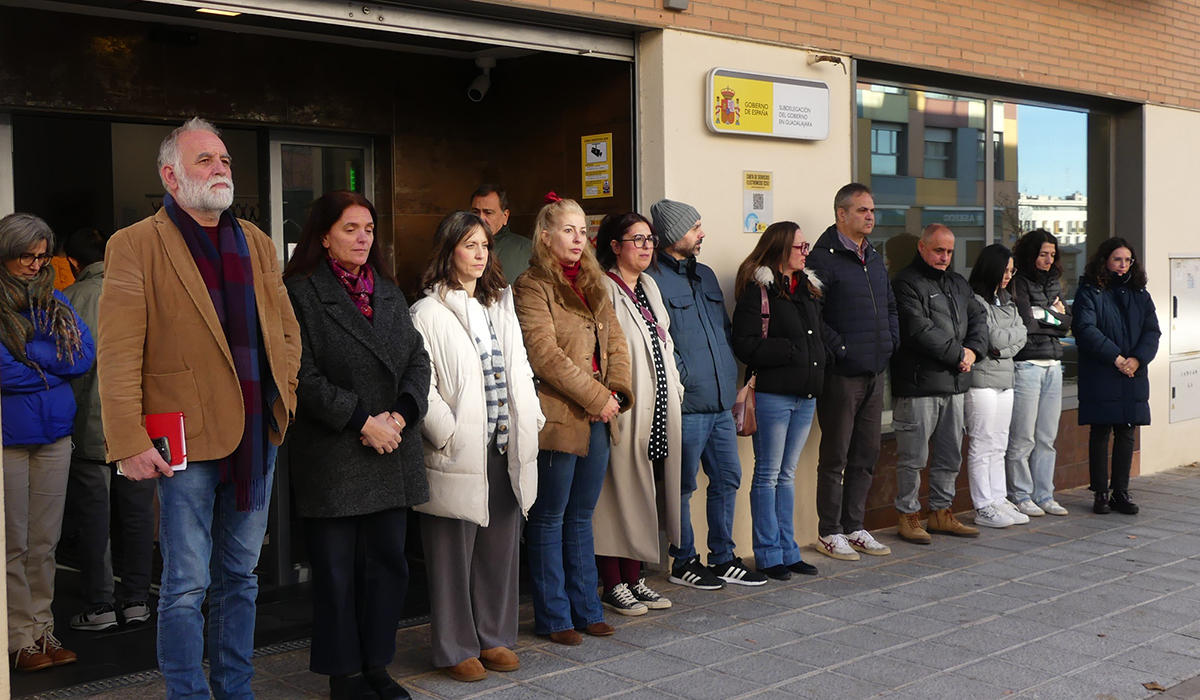 Minuto de silencio en la Subdelegación del Gobierno de Guadalajara por los asesinatos machistas de dos mujeres en Málaga 2 Minuto de silencio en la Subdelegación del Gobierno de Guadalajara por los asesinatos machistas de dos mujeres en Málaga