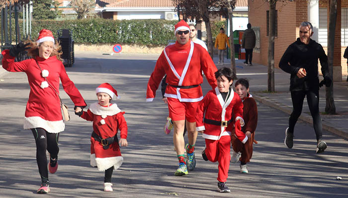 Multitudinaria despedida del año en la Plaza del Pueblo de Cabanillas