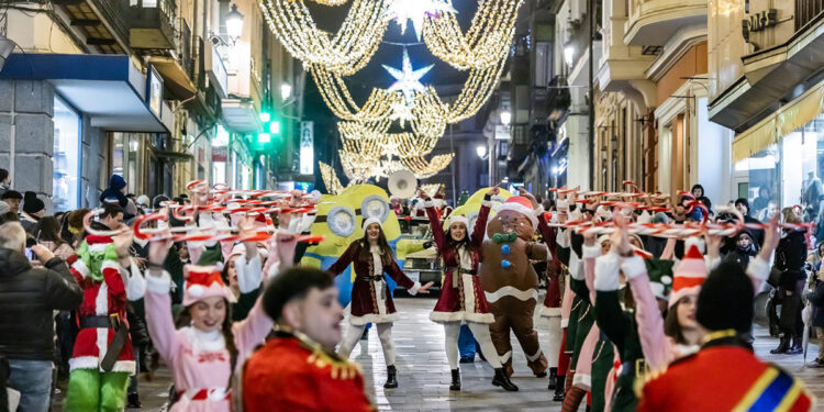 Música, color y sonrisas en el Gran Desfile de Papá Noel por el corazón de Guadalajara
