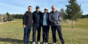 Las instalaciones de Olalla Golf vivieron el pasado sábado, 29 de noviembre, una de sus jornadas más vibrantes del año. El club celebró su gran fiesta de fin de temporada con un Torneo de Equipos que combinó la competición deportiva con un marcado ambiente de hermandad, reuniendo a más de sesenta jugadores para despedir el calendario oficial de 2025.​ El evento se disputó bajo la modalidad Scramble, un formato dinámico donde los equipos eligen en cada golpe la mejor bola de sus cuatro integrantes para continuar el juego. Esta fórmula, diseñada para fomentar el trabajo en equipo y la diversión, fue todo un acierto. El comité de competición configuró 16 escuadras muy equilibradas, distribuyendo a los participantes en cuatro bombos según su hándicap para garantizar la igualdad de oportunidades.​ Cuadro de honor y premios especiales Tras una reñida competición, el cuarteto formado por Manuel Martínez, Alberto Carrascosa, Eduardo Sanz y Cristina Vindel se alzó con la victoria. En segunda posición finalizó el equipo compuesto por Asier López, José M. Gómez, Francisco J. García y M. Carmen Rodríguez.​ En el apartado de premios técnicos individuales, destacaron: Mejor Aproach (Hoyo 3): Eligio Antonio Cerda. Mejor Aproach (Hoyo 9): Eduardo Sanz. Mejor Drive Masculino: Eligio Antonio Cerda. Mejor Drive Femenino: Venecia Lara. Reconocimiento a la regularidad La jornada continuó con una comida de hermandad donde los asistentes degustaron platos tradicionales como caldereta y fideuá. La sobremesa sirvió de escenario para la entrega de trofeos pendientes de la temporada anterior y los galardones de las competiciones anuales de 2025.​ Jesús Fernández Cotillas se coronó como el jugador más regular de 2025, seguido por Diego García Page y José Juan Comín. Por su parte, en la modalidad Match Play 2025, el triunfo fue para Cristian Ruiz Ponce, quien compartió podio con Samuel Herranz y Miguel Ángel González Vicente. Cabe destacar también la entrega de los premios de Regularidad 2024, que no pudieron otorgarse en su momento, y que recayeron en Manuel Díaz Rubio como primer clasificado.​ Cierre de fiesta y próxima asamblea El evento concluyó con un sorteo de regalos para todos los participantes y una fiesta final amenizada por una disco móvil. Desde la directiva del club han querido agradecer expresamente la colaboración de las empresas y particulares que hicieron posible el éxito de la jornada. Como último apunte institucional del año, el club ha convocado a sus socios a la Asamblea General Ordinaria, que tendrá lugar el próximo viernes 12 de diciembre en las mismas instalaciones de Olalla Golf.​ Olalla Golf cierra su temporada 2025 con una exitosa jornada festiva y récord de participación