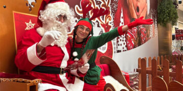 Papá Noel llega al Mirador y regala una foto de recuerdo con él a los niños y niñas de Cuenca