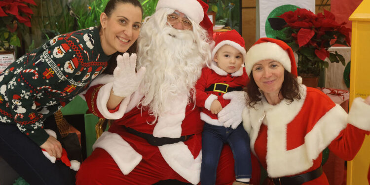 Papá Noel reparte sonrisas y recoge deseos en Cabanillas