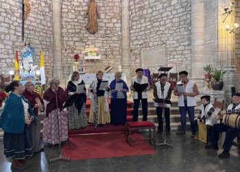 Pareja da la bienvenida a la Navidad con su XVII Certamen de Villancicos