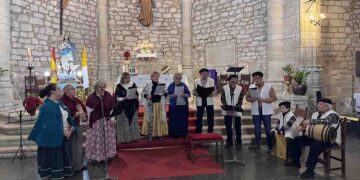 Pareja da la bienvenida a la Navidad con su XVII Certamen de Villancicos