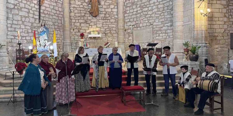 Pareja da la bienvenida a la Navidad con su XVII Certamen de Villancicos