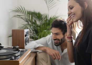 Propuestas de mejores regalos de Navidad para casa: streamers, altavoces activos, tocadiscos…