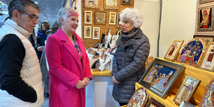 Rosa María García traslada el respaldo del Gobierno regional al sector artesano en la inauguración de la Feria Navideña del Regalo Artesano 1 Rosa María García traslada el respaldo del Gobierno regional al sector artesano en la inauguración de la Feria Navideña del Regalo Artesano