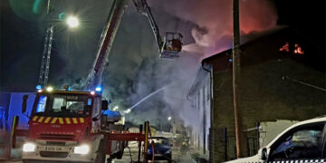 Susto de madrugada en Cuenca Un incendio en la calle Fuensanta moviliza a Bomberos y Policía
