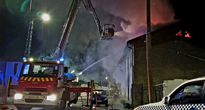Susto de madrugada en Cuenca: Un incendio en la calle Fuensanta moviliza a Bomberos y Policía 1 Susto de madrugada en Cuenca Un incendio en la calle Fuensanta moviliza a Bomberos y Policía