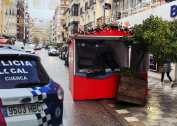 Susto en el Mercado Navideño de Cuenca Una furgoneta de reparto impacta contra un puesto con la vendedora en el interior