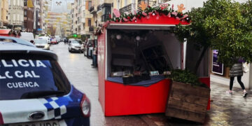 Susto en el Mercado Navideño de Cuenca Una furgoneta de reparto impacta contra un puesto con la vendedora en el interior
