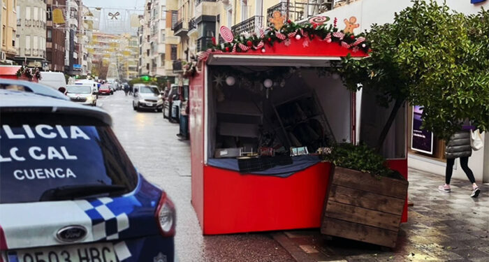 Susto en el Mercado Navideño de Cuenca Una furgoneta de reparto impacta contra un puesto con la vendedora en el interior