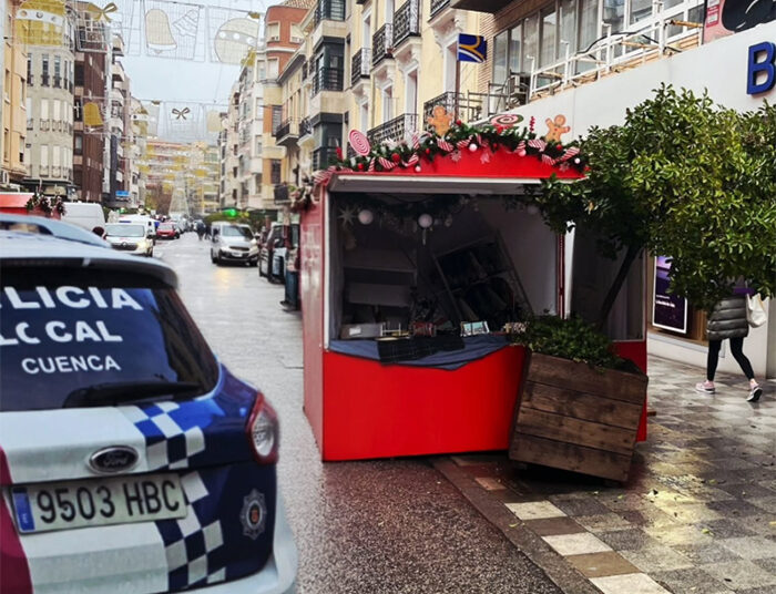 Susto en el Mercado Navideño de Cuenca Una furgoneta de reparto impacta contra un puesto con la vendedora en el interior