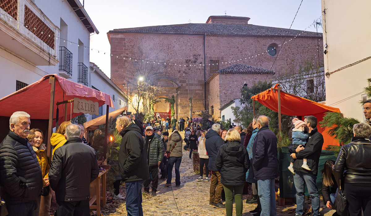 Un espectacular árbol de ganchillo de ocho metros inaugurará la Navidad en Villar de Cañas